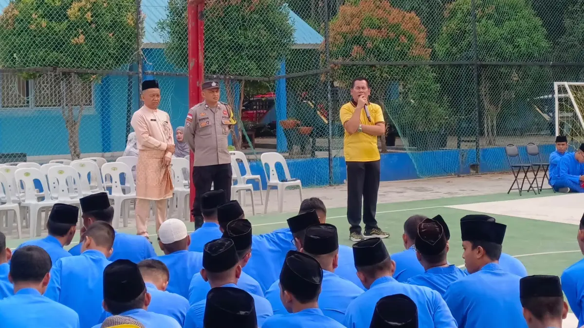 Kapolsek Sekupang Kompol Hippal Tua Sirait memberikan edukasi kepada siswa di lapangan upacara SMA Negeri 1 Sekupang, Jumat (11/9). F.Rengga/Batam Pos