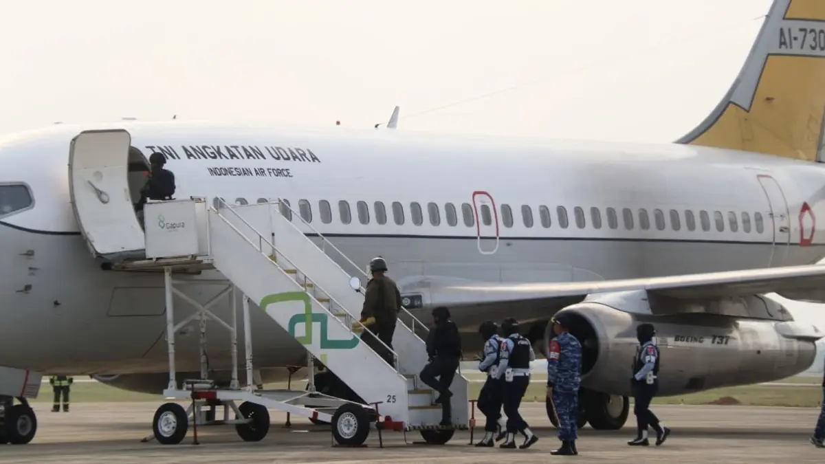 Sejumlah prajurit TNI AU mengamankan pesawat asing saat Latihan Penanganan pasca Force Down (penurunan paksa) di Bandara Internasional Hang Nadim, Batam, Jumat (11/9). Kegiatan latihan  digelar oleh Komando Operasi Udara Nasional (Koopsudnas) . F Cecep Mulyana/Batam Pos