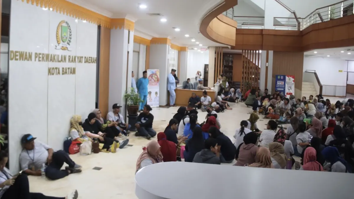 Pekerja PT Ghimli Indonesia mendatangi Kantor DPRD Kota Batam, Jumat (11/9). F.Cecep Mulyana/Batam Pos