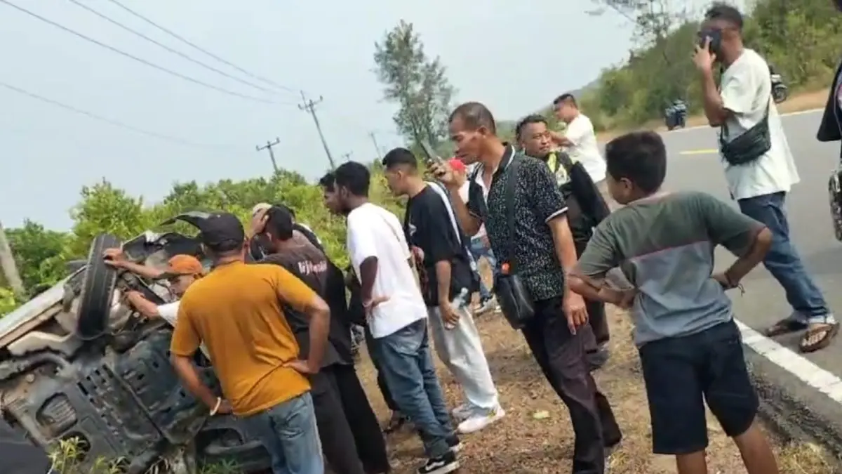 Pikap terbalik dalam kondisi miring usai mengalami kecelakaan di jalan Lintas Barat, Bintan, Jumat (11/9/2026) pagi. F. Roi untuk Batam Pos