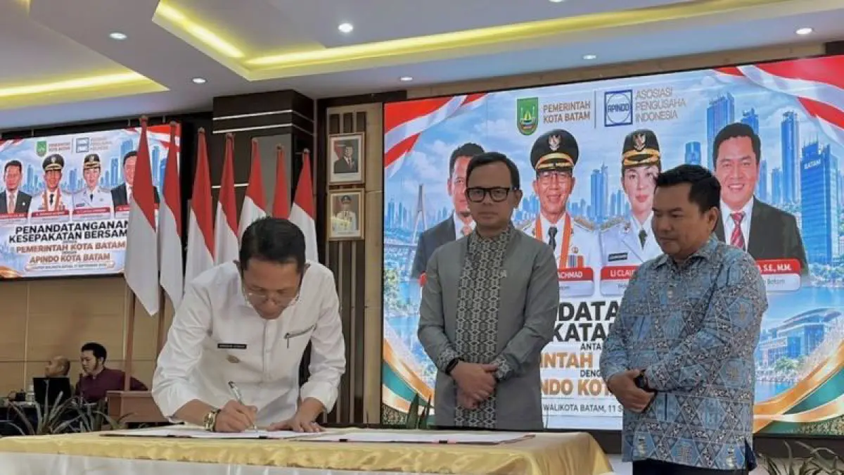 Wamendagri Bima Arya Sugiarto (tengah) menghadiri penandatanganan kerjasama antara Pemkot Batam bersama Apindo Batam di Batam, Kepri, Jumat (11/9/2026). (ANTARA/Angiela)