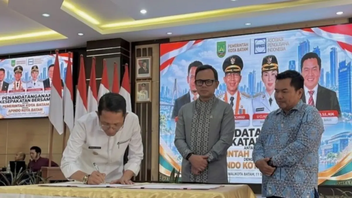 Wamendagri Bima Arya Sugiarto (tengah) menghadiri penandatanganan kerjasama antara Pemkot Batam bersama Apindo Batam di Batam, Kepri, Jumat (11/9/2026). (ANTARA/Angiela)