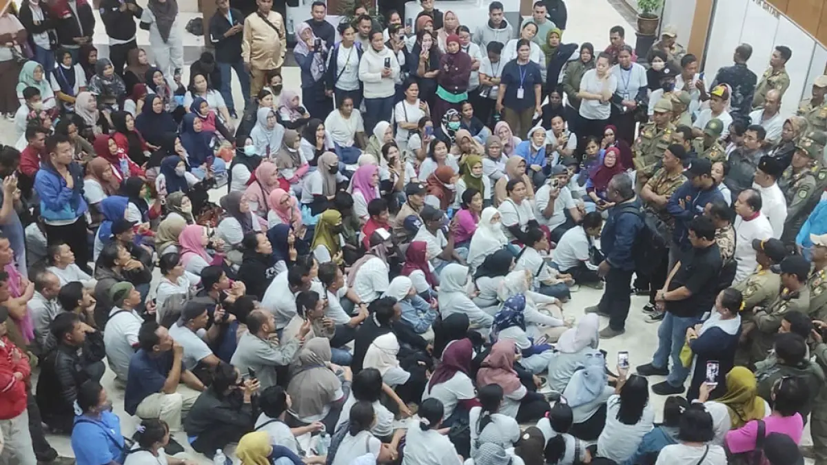 Pekerja PT Ghim Li Indonesia meminta wakil rakyat turun tangan membantu menyelesaikan ketidakpastian nasib mereka setelah muncul informasi PHK dan ketidakjelasan pesangon saat menggelar aksi di Kantor DPRD Batam, Jumat (11/9). Foto kiri, pekerja Ghim Li yang menanti kejelasan nasib. Foto-foto: Cecep Mulyana/Batam Pos