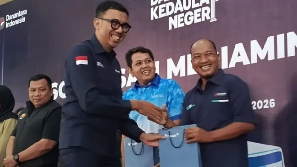 Departement Head Corporate Communication PT Timah (Persero) Tbk, Anggi Siahaan saat memberikan penghargaan kepada insan pers di Pangkalpinang, Bangka Belitung. (ANTARA/Aprionis)