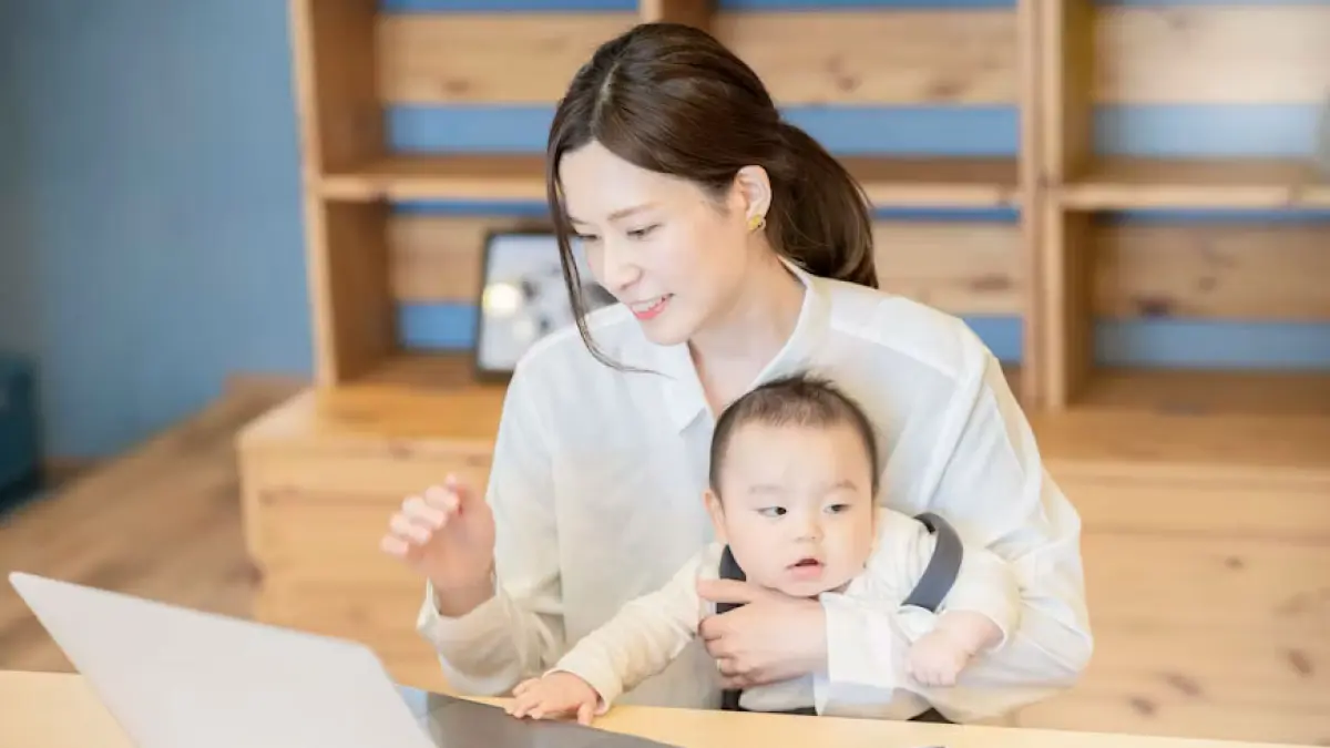 Ilustrasi. Seorang ibu muda Jepang beraktivitas sembari memangku bayinya. F. Unsplash