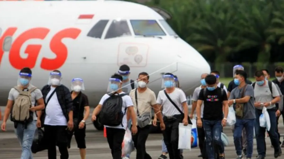Puluhan Tenaga Kerja Asing (TKA) asal China meninggalkan pesawat seusai mendarat di Bandar Udara Cut Nyak Dhien Kabupaten Nagan Raya, Aceh, Jumat (11/9/2020). Berdasarkan data dari Dinas Tenaga kerja dan Transmigrasi Kabupaten Nagan Raya, sebanyak 41 orang TKA asal China yang telah melengkapi izin resmi dari Pemerintah tiba di Kabupaten setempat untuk bekerja di proyek Pembangkit Listrik Tenaga Uap (PLTU) 3 dan 4. ANTARA/Syifa Yulinnas/pras