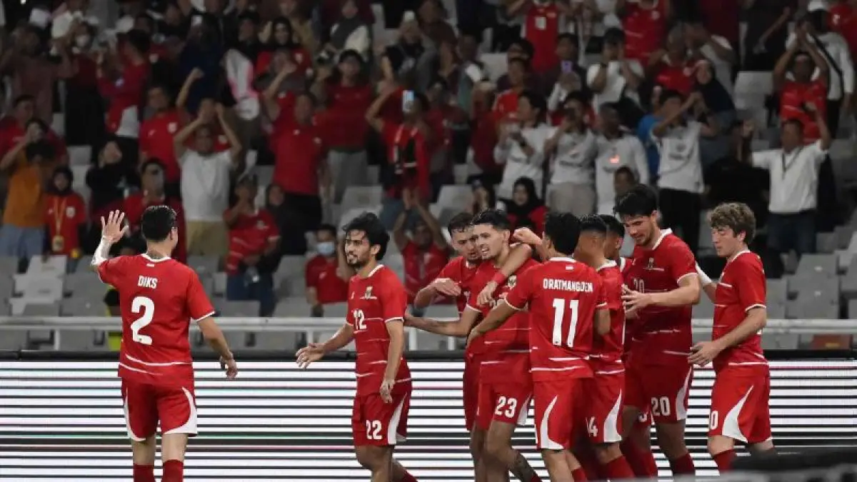 Pesepak bola Timnas Indonesia Justin Hubner (keempat kiri) merayakan gol yang dicetaknya ke gawang Timnas Oman dalam laga FIFA Match Day di Stadion Utama Gelora Bung Karno (SUGBK), Senayan, Jakarta, Jumat (5/6/2026). Babak pertama Timnas Garuda unggul 2-0 atas Oman. ANTARA FOTO/Aditya Pradana Putra/nym.