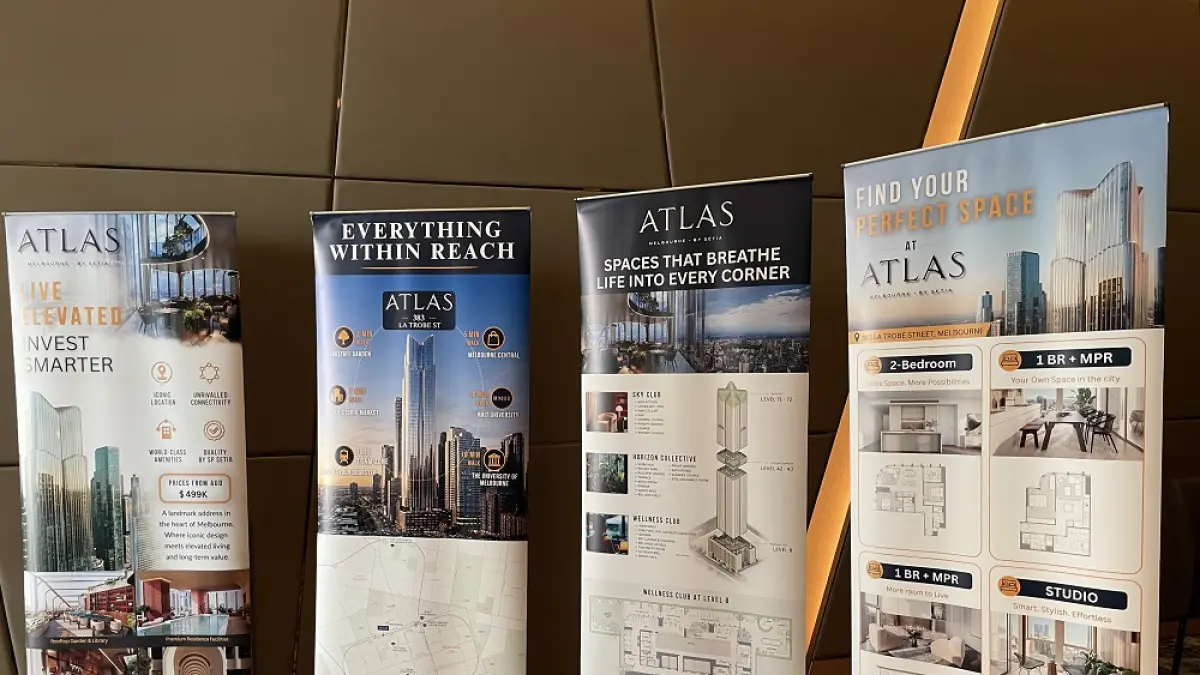 Banner GBE Indonesia menghiasi lokasi konsultasi investasi properti Australia di Marriott Batam. Sejumlah calon investor memanfaatkan kesempatan untuk berkonsultasi dan menggali informasi mengenai peluang memiliki properti di Melbourne. Bagi yang ingin mengetahui lebih jauh, silakan datang pada 12–13 September, pukul 11.00–18.00 WIB. Foto: M. Sya’ban/Batam Pos