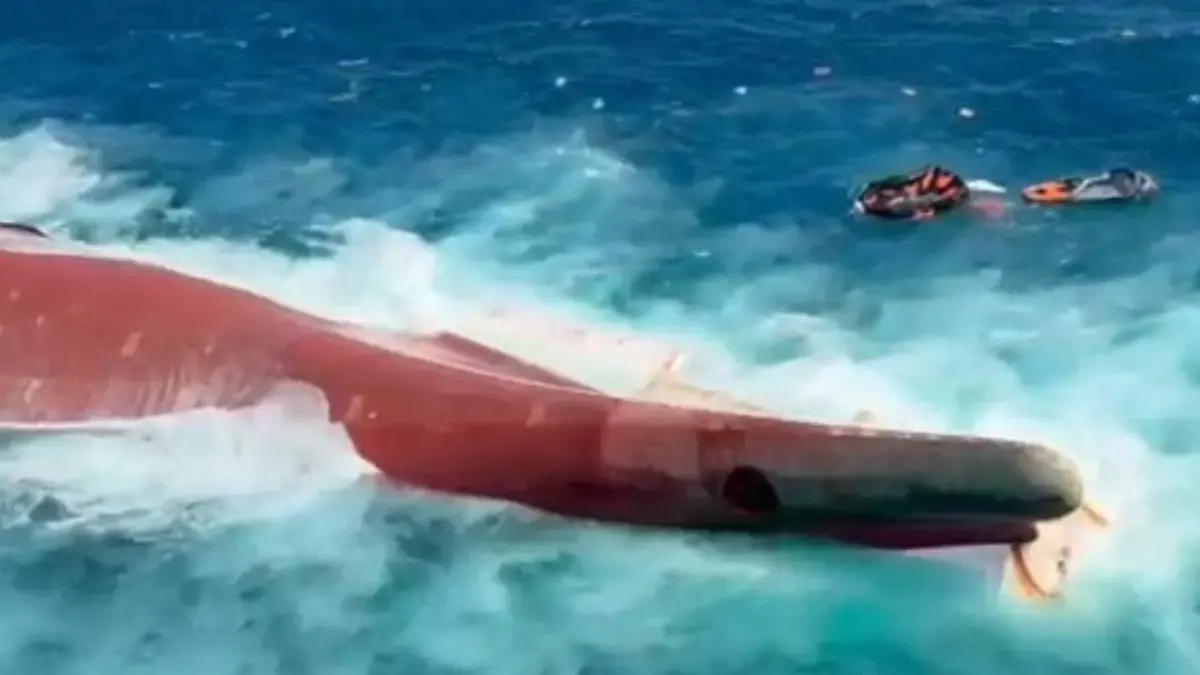Foto udara Helikopter Basarnas perlihatkan kondisi kapal Virgo Transport 8 yang terbalik di Laut Jawa. (Basarnas)