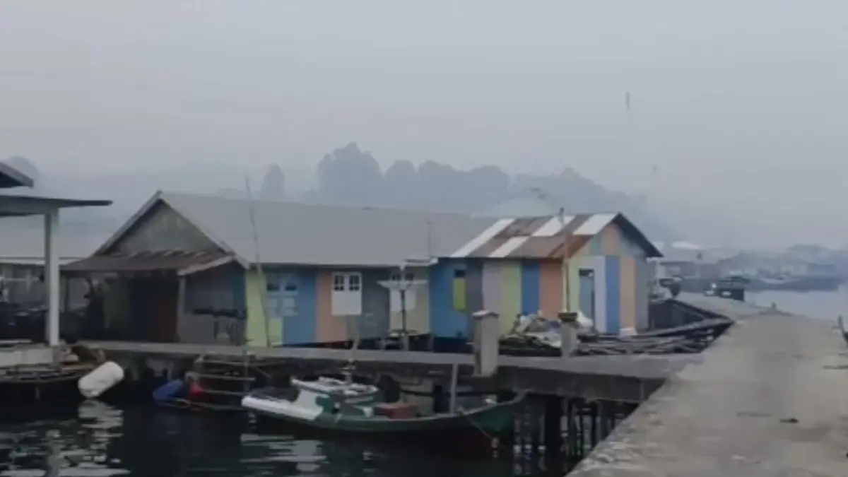 Kabut asap yang menyelimuti Tambelan, Bintan. F.Kiriman Asmawi untuk Batam Po