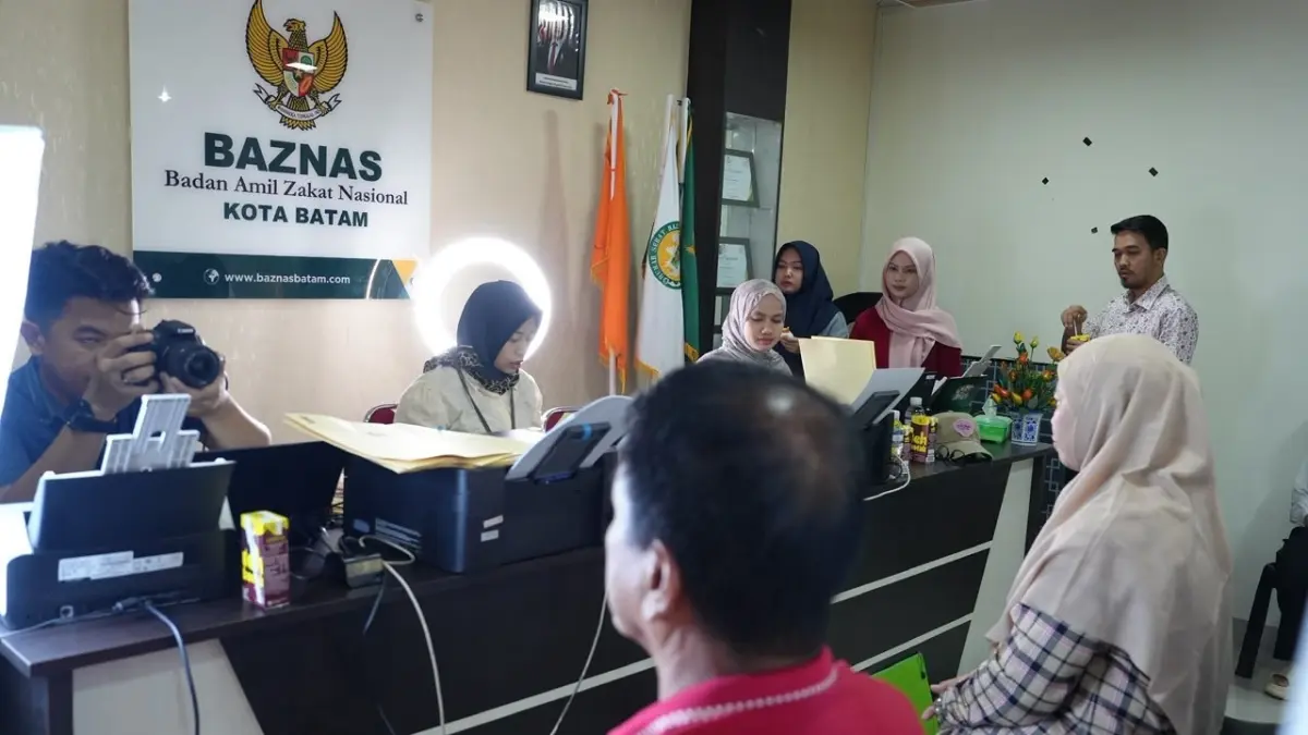 Petugas Imigrasi Batam melayani masyarakat dalam program Eazy Passport di BAZNAS Kota Batam, Sabtu (12/9). Foto: Istimewa