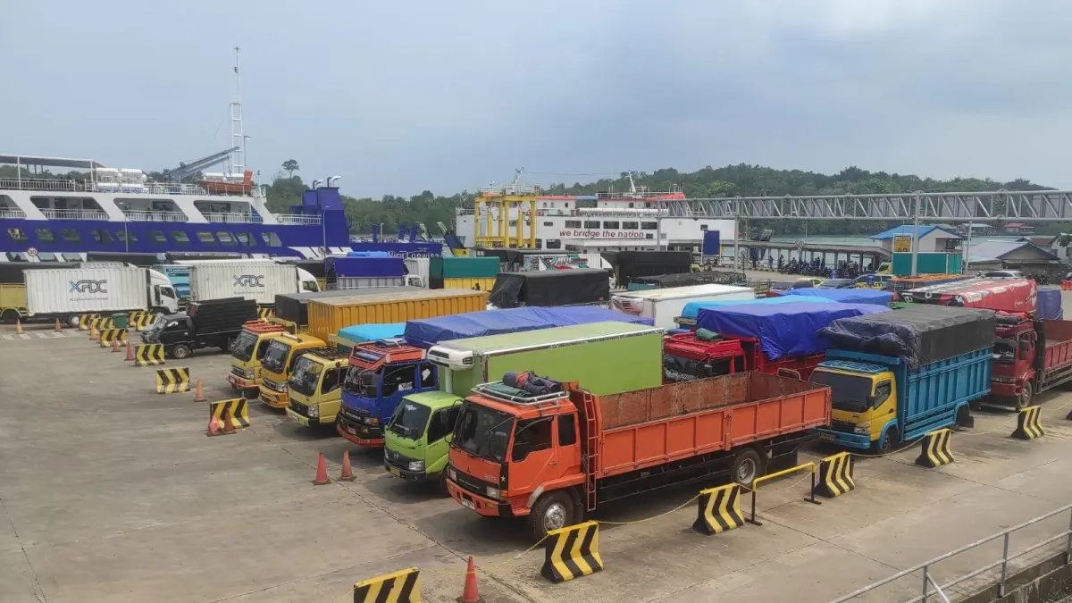 Sejumlah kendaraan  antri menunggu giliran saat akan melakukan penyebrangan nenggunakan kapal roro di pelabuhan ASDP Telaga Punggur, Minggu (13/ 9) . F Cecep Mulyana/Batam Pos