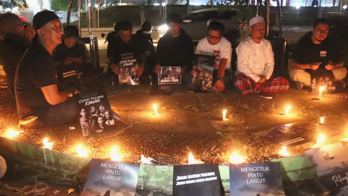 Sejumlah jurnalis dari Pewarta Foto Indonesia (PFI) Kepri bersama Persatuan Wartawan Indonesia Kepri  (PWI) Kepri dan Aliansi Jurnalistik Indonesia (AJI) Batam menggelar doa bersama bagi lima jurnalis dan tiga kru kapal yang hilang dan belum diketemukan saat melakukan peliputan erupsi gunung anak Krakatau, doa bersama dilaksanakan di taman Aspirasi Batam Center, Minggu (13/9). F Cecep Mulyana/Batam Pos