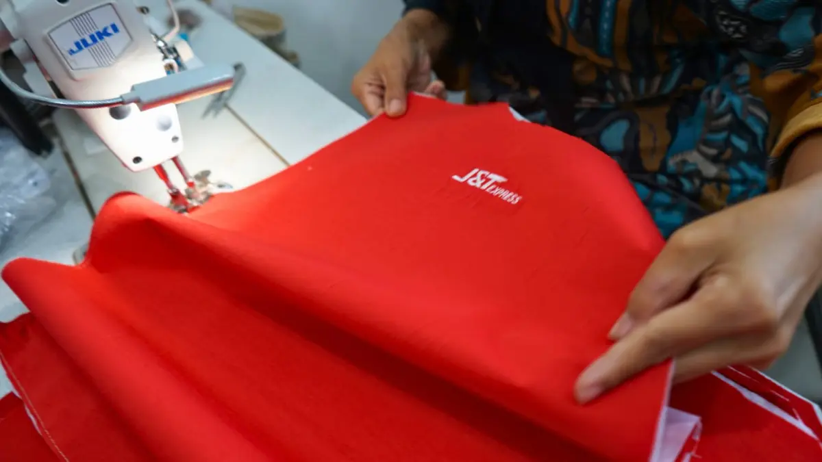 J&T Express mengolah seragam operasional kurir.