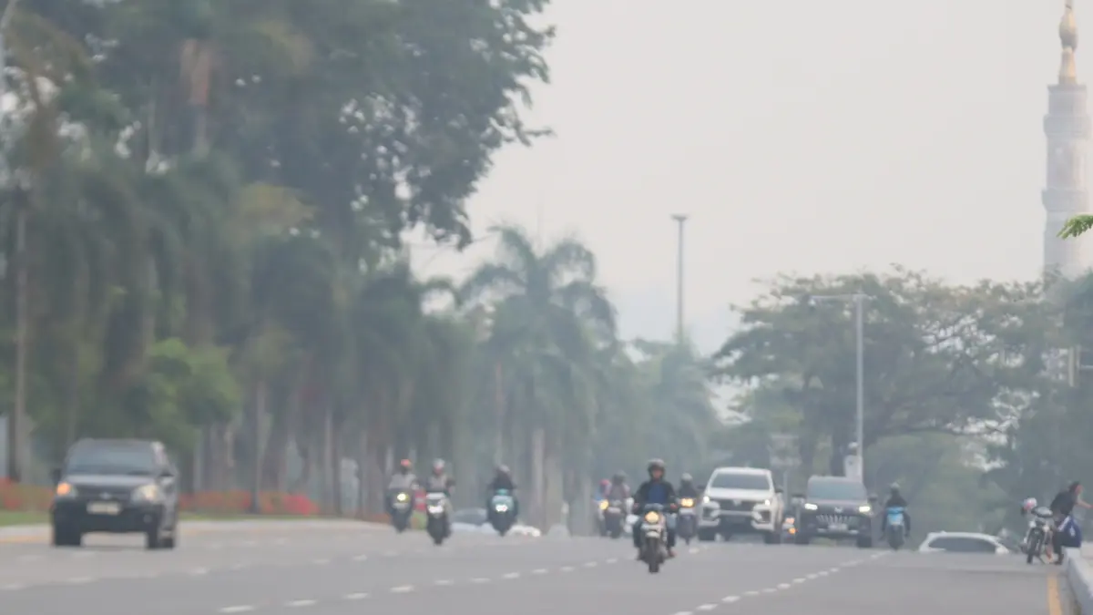 Kabut asap menyelimuti kawasan Batam Centre, Senin (14/9). Kabut asap ini menyebabkan kualitas udara kurang sehat. F Cecep Mulyana/Batam Pos