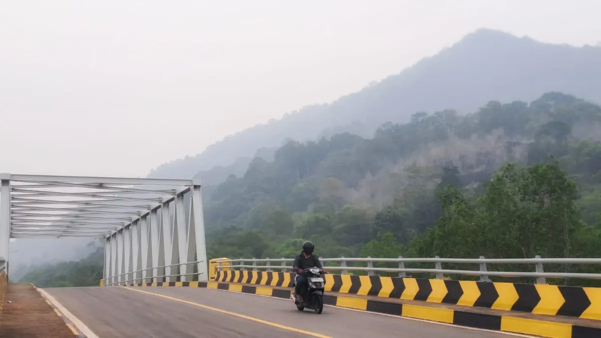 Kabut asap yang menyelimuti kawasan Gunung Bintan di Jalan Lintas Barat, Senin (14/9/2026) sore. F. Slamet Nofasusanto/Batam Pos