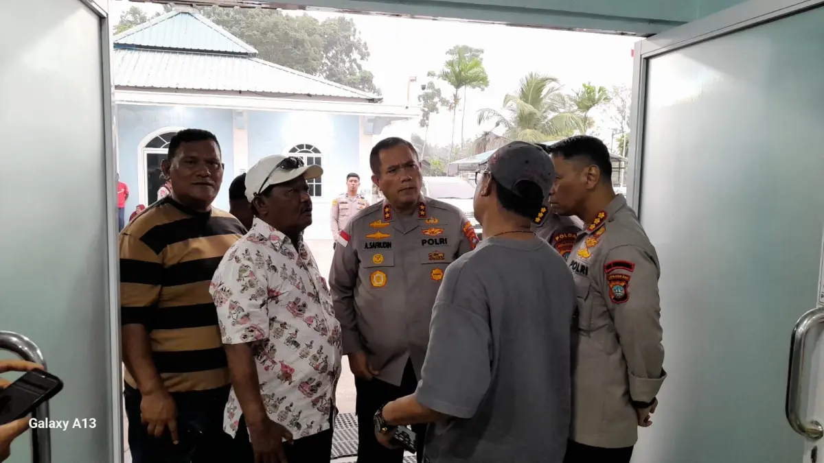 Kapolda Kepri Irjen Pol Asep Syafruddin mendatangi rumah sakit di kawasan Batuaji untuk mengunjungi dua korban bentrokan di Jembatan III Barelang, Senin (14/9). F.Istimewa