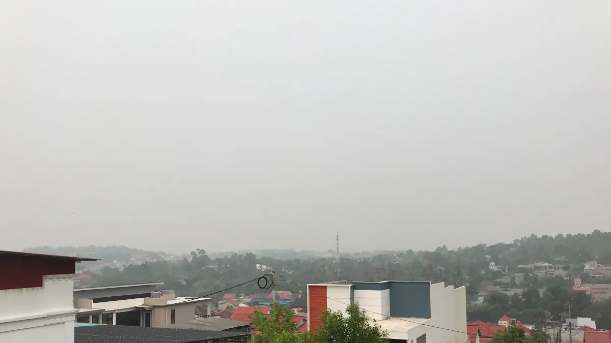 Kondisi kabut asap yang menyelimuti wilayah Batu 8, Tanjungpinang, Senin (14/9). F. Mohamad Ismail/Batam Pos