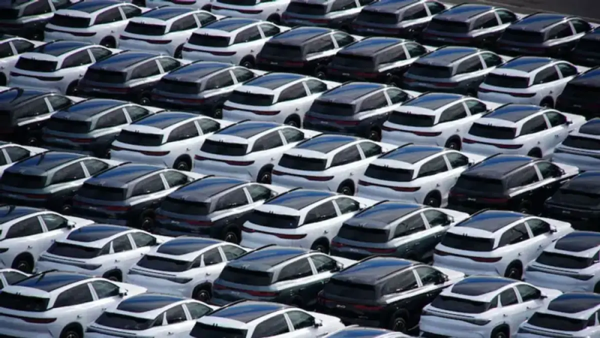 Ribuan mobil listrik BYD tiba di Pelabuhan Melbourne sebagai bagian dari pengiriman 5.000 unit yang menandai ekspansi agresif produsen EV asal Tiongkok ke pasar global (RNZ). Foto: RNZ