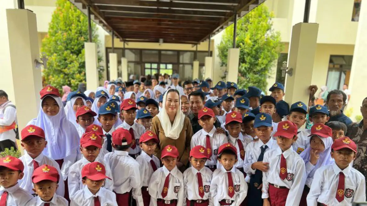 Siswa Sekolah Rakyat Natuna bersama Bupati Natuna Cen Sui Lan. F. Pemkab Natuna