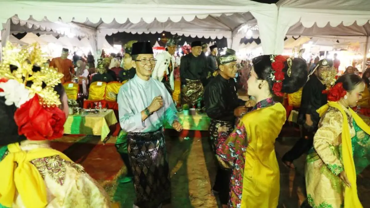 Wali Kota Batam Amsakar Achmad ikut menari dalam penutupan Sembang Budaye Lembaga Adat Melayu (LAM) di Batam, Minggu malam (ANTARA/ HO- Pemkot Batam)