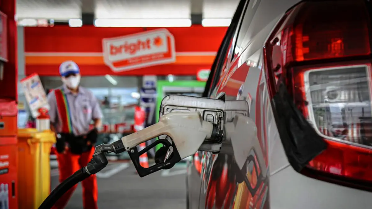 Ilustrasi sebuah mobil mengisi bensin. (Pertamina)