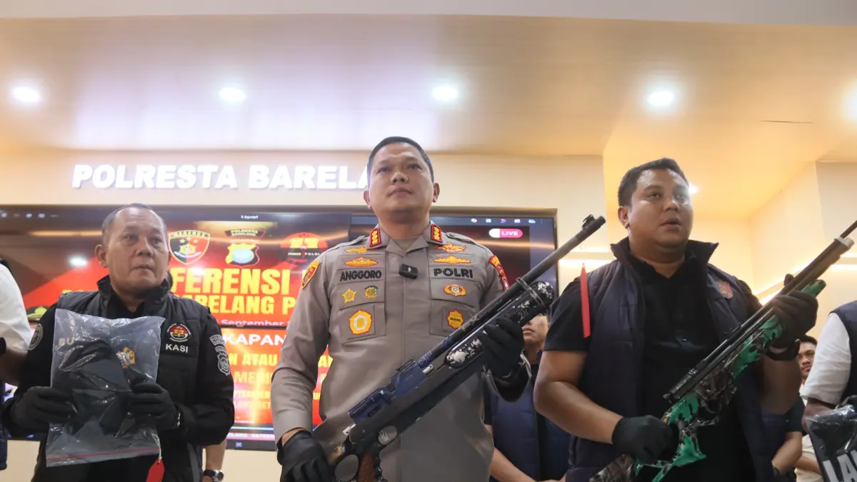 Kapolresta Barelang Kombes Pol Anggoro Wicaksono didampingi Kasat Reskrim dan jajaran memberikan keterangan terkait kasus konplik dua kelompok di Mapolresta Barelang, Selasa (15/9) 
F Cecep Mulyana/Batam Pos