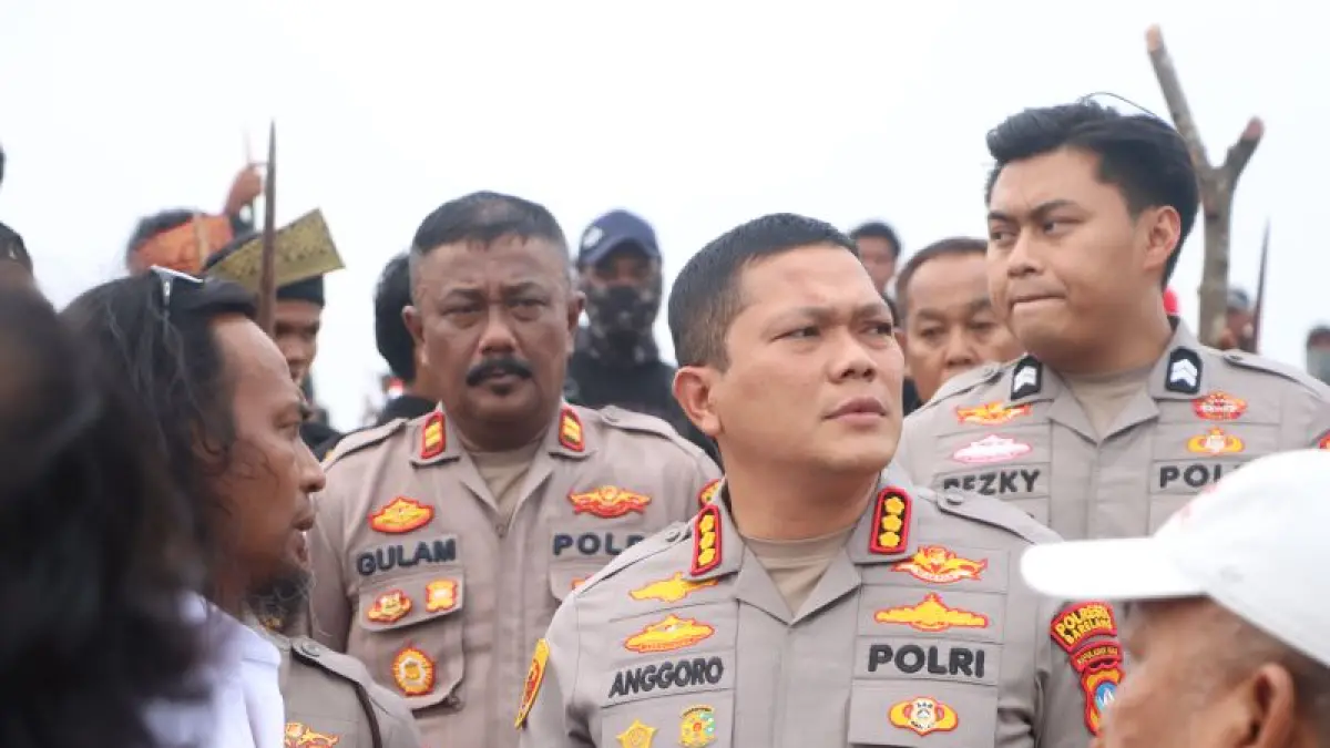 Kapolresta Barelang Kombes Pol. Anggoro Wicaksono saat melakukan pengamanan langsung di lokasi terjadinya konflik di Batam, Kepulauan Riau, Senin. (ANTARA/ HO- Polresta Barelang)