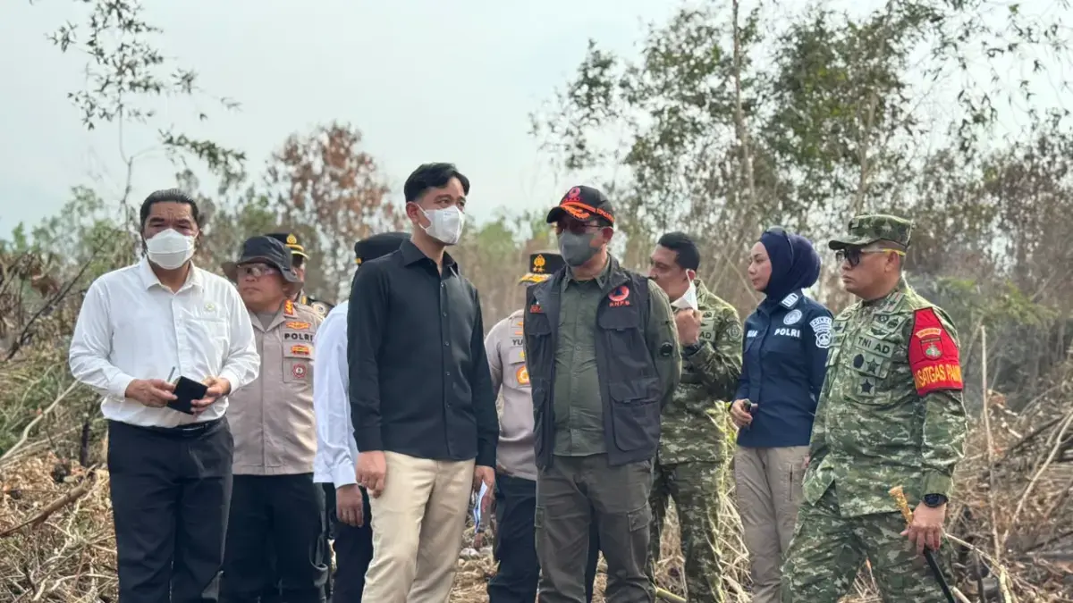 Kepala BNPB, Letjen TNI Suharyanto saat mendampingi Wakil Presiden Gibran Rakabuming Raka meninjau karhutla. (BNPB). f.(Ist)
