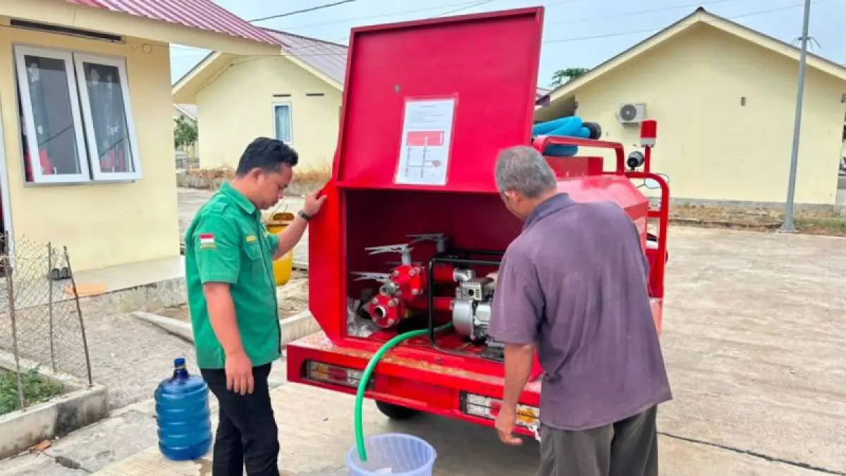 Penyaluran air bersih di huntap oleh personel PLBN Serasan pada Senin (14/9/2026). F. PLBN Serasan