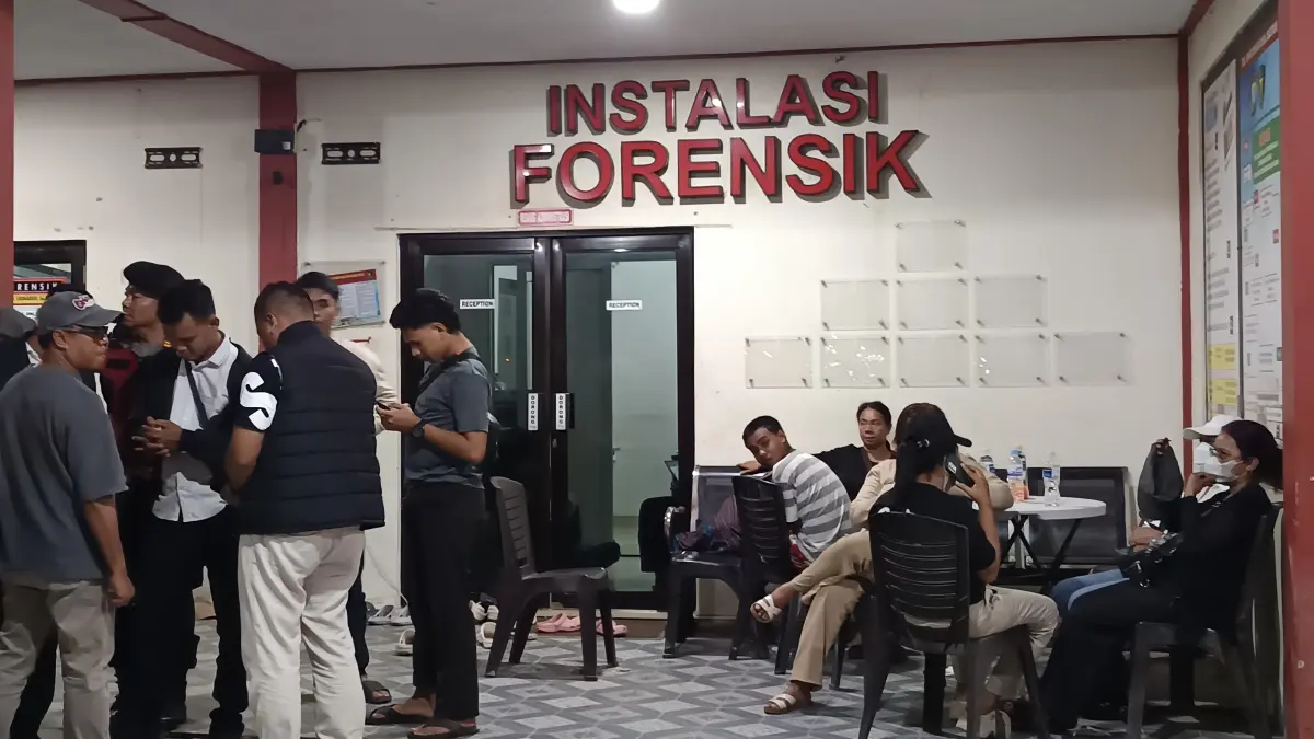 Pihak PT SAT Bangun Sukses bersama keluarga korban bentrokan di Jembatan III Barelang saat berada di RS Bhayangkara Polda Kepri, Senin (14/9) Malam. F. Jamaluddin/Batam Pos