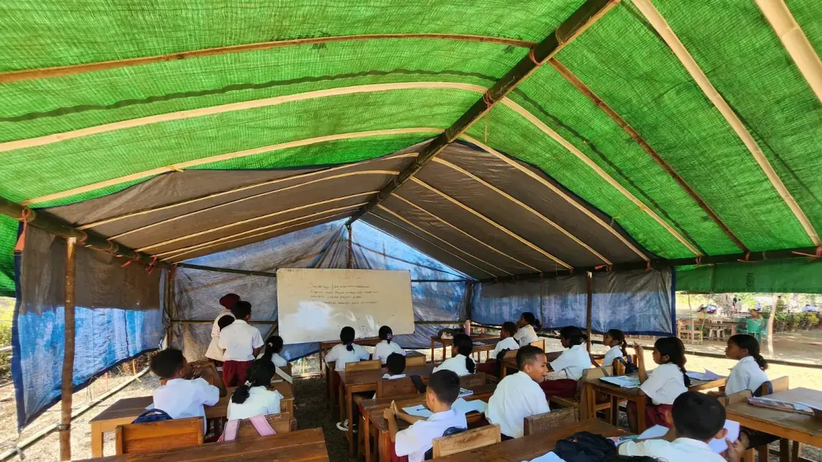 Tenda kelas sementara untuk siswa korban gempa NTT yang didirikan oleh Kemendikdasmen. (Ist)