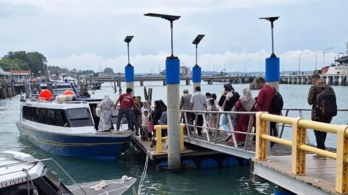 Penumpang saat naik ke kapal di Pelabuhan Bulang Linggi, Tanjunguban, akhir pekan lalu. F. Rahmat untuk Batam Pos