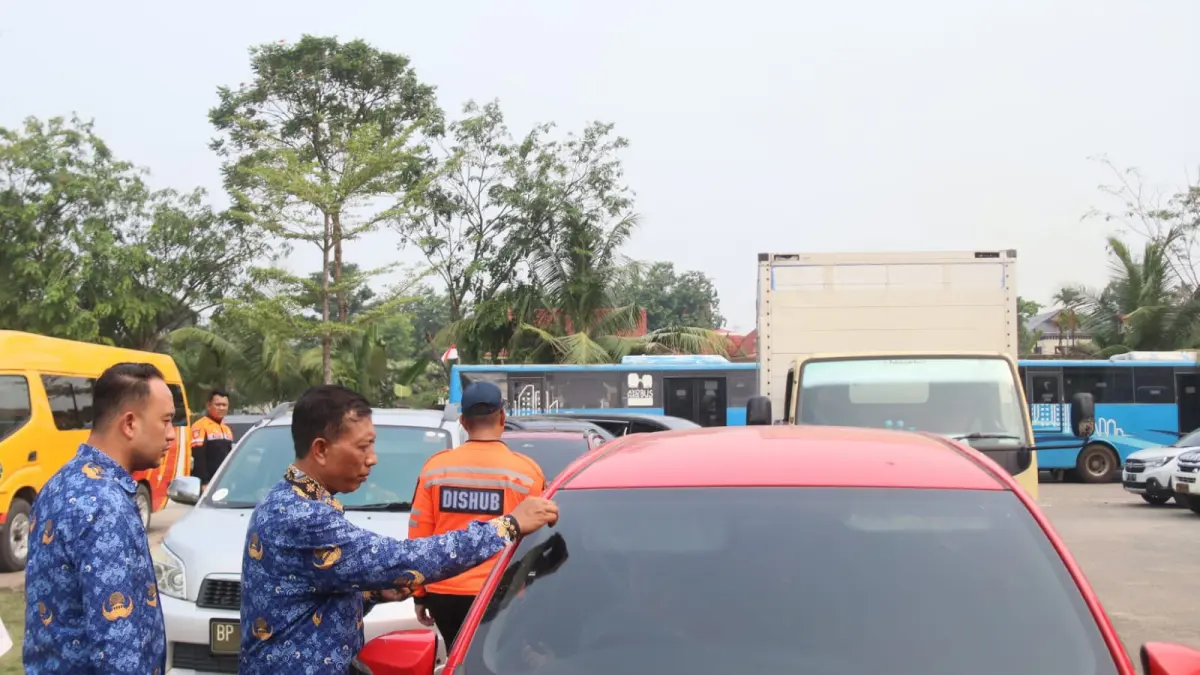 Dinas Perhubungan kota Batam bersama Samsat , Jasa Raharja, Satlantas Polresta Barelang, Polisi Militer, melakukan razia kendaraan dikantor Dishub Batam, Kamis (17/9). F Cecep Mulyana/Batam Pos