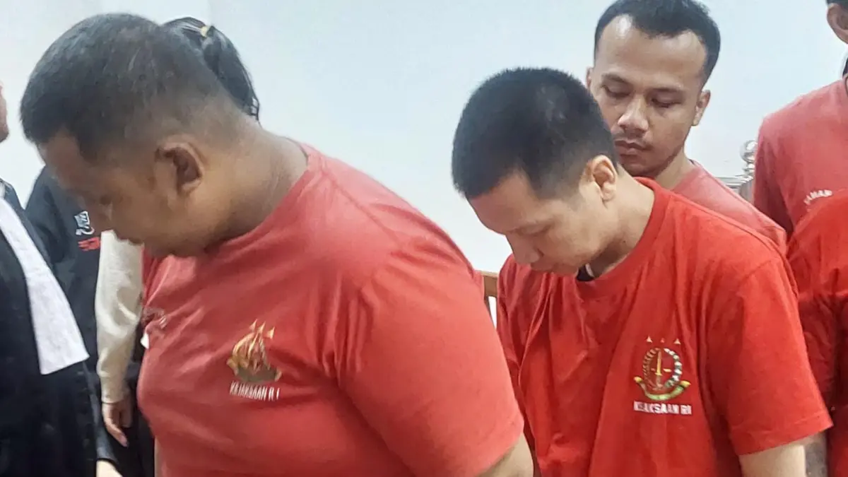 Dua terdakwa penyelundupan etomidate, Chandra Winata Alwi dan Ang Haris alias Ambon diadili di PN Batam, Rabu (16/9). F.Jamaluddin/Batam Pos