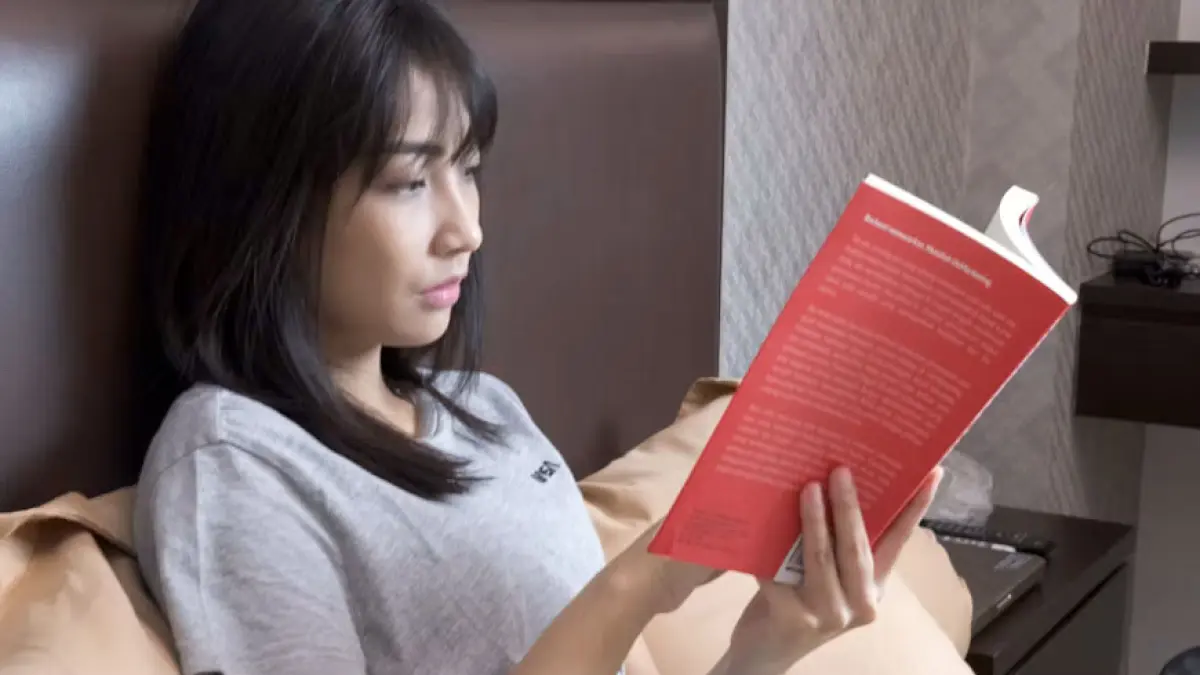 ilustrasi perempuan cantik sedang membaca. F. Unsplash