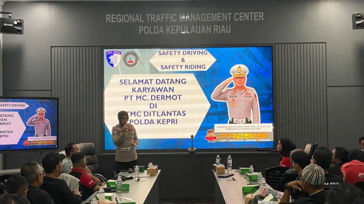 Kegiatan edukasi tertib lalu lintas terhadap WNA yang digelar Direktorat Lalu Lintas (Ditlantas) Polda di kawasan industri Batam. F. Istimewa
