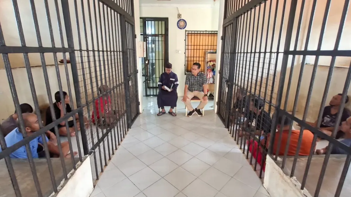 Para tahanan mendapat siraman rohani di ruang tahanan Mapolres Bintan, Bintan Buyu, Kamis (17/9/2026) pagi. F.  H.P Bako untuk Batam Pos