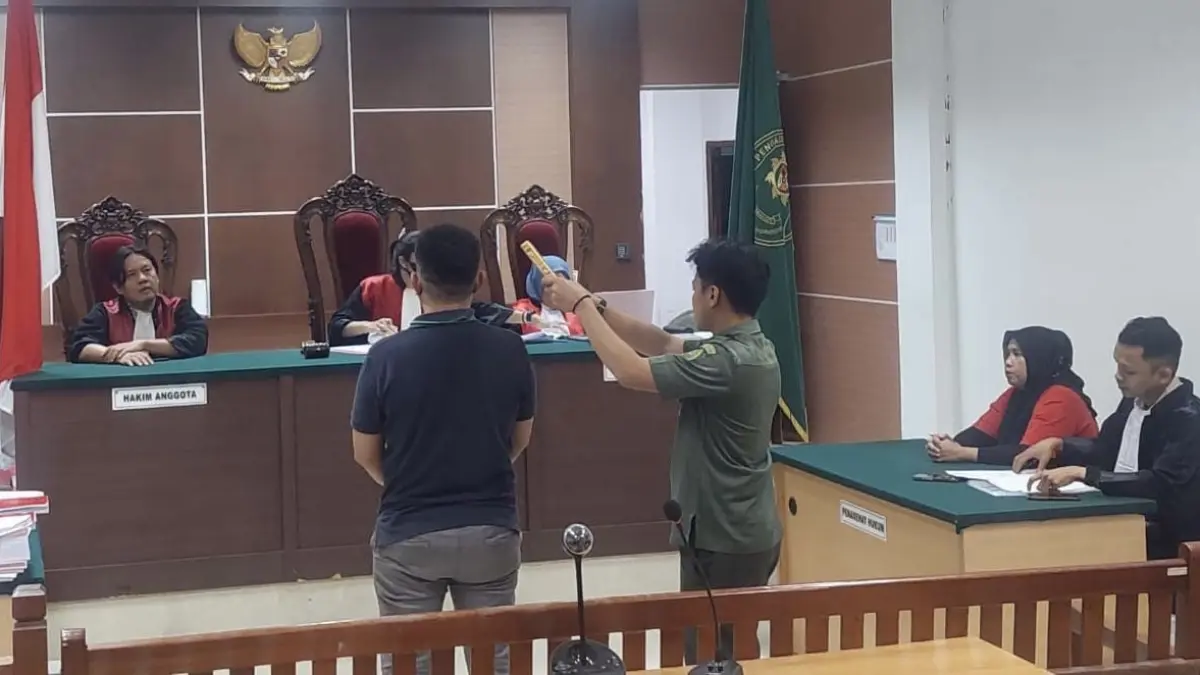 Saksi saat disumpah dalam Sidang Perkara Penempatan PMI Ilegal di PN Batam, Rabu (16/9). F. Jamaluddin/Batam Pos