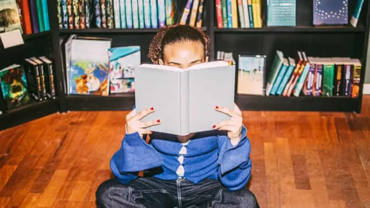 Singapura bayar warga untuk membaca buku demi memerangi doomscrolling (The Guardian)