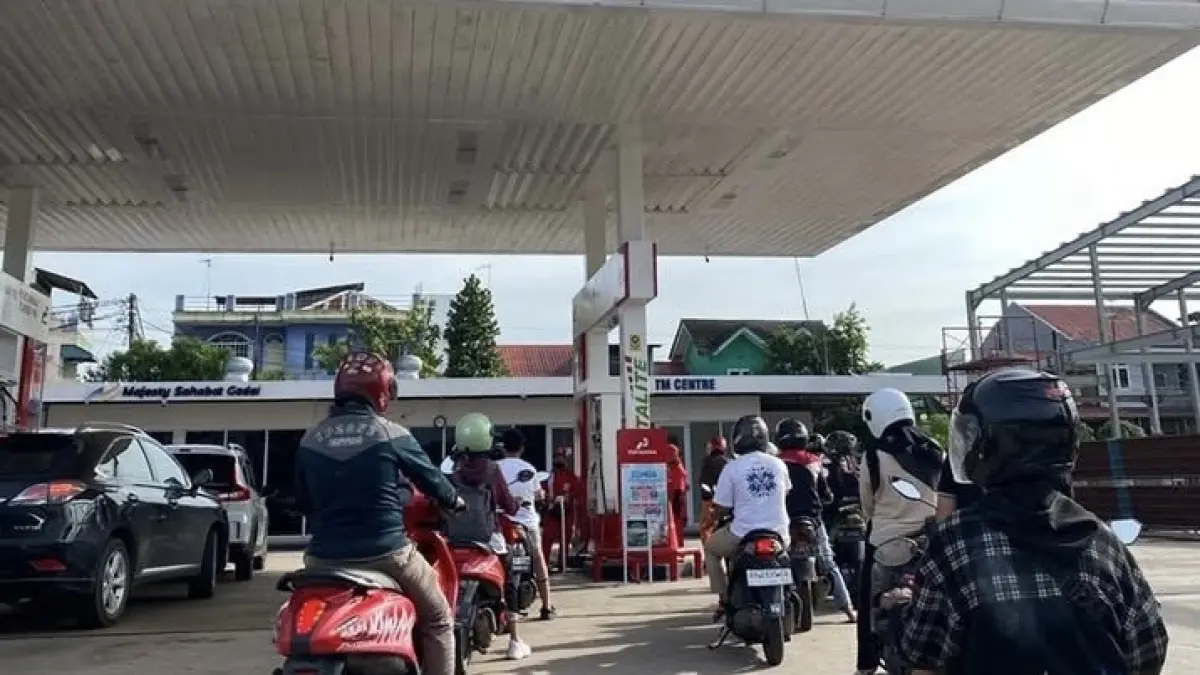 Suasana antrean pengendara motor di salah satu SPBU di Batam, Kamis (17/9). F.Azis/Batam Pos