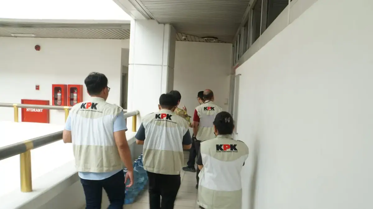 Tim penyidik KPK menggeledah Kantor Kementerian ATR/BPN, di Jalan Kebayoran Baru, Jakarta Selatan, Kamis (17/9). (Dok KPK)