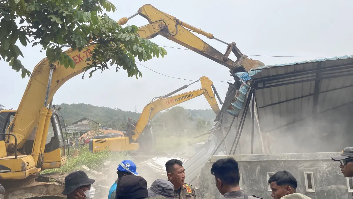 Tim terpadu membongkar rumah di Mangsa G, Sei Beduk, Kamis (17/9). Pembongkaran ini mendapatkan perlawanan dari warga. F.M.Sya’ban/Batam Pos