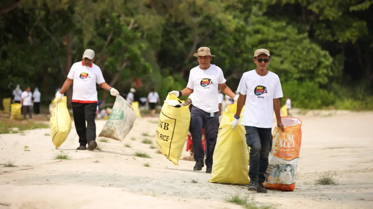 Aksi bersih yang melibatkan perwakilan hotel operator, karyawan dan masyarakat di Pantai Kampung Baru, Desa Sebong Lagoi, Bintan pada Jumat (18/9/2026). F. Bintan Resorts untuk Batam Pos