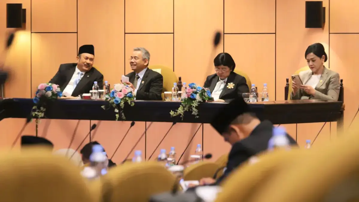 Menteri Keuangan Suahasil Nazara bersama Menteri PPN/Kepala Bappenas Rachmat Pambudy, Gubernur BI Destry Damayanti dan Ketua Dewan Komisioner OJK Friderica Widyasari Dewi mengikuti Sidang Paripurna Luar Biasa ke-2 DPD Masa Persidangan I Tahun Sidang 2026-2027 di Kompleks Parlemen, Senayan, Jakarta, Rabu (16/9/2026). (Dery Ridwansah/ JawaPos.com)