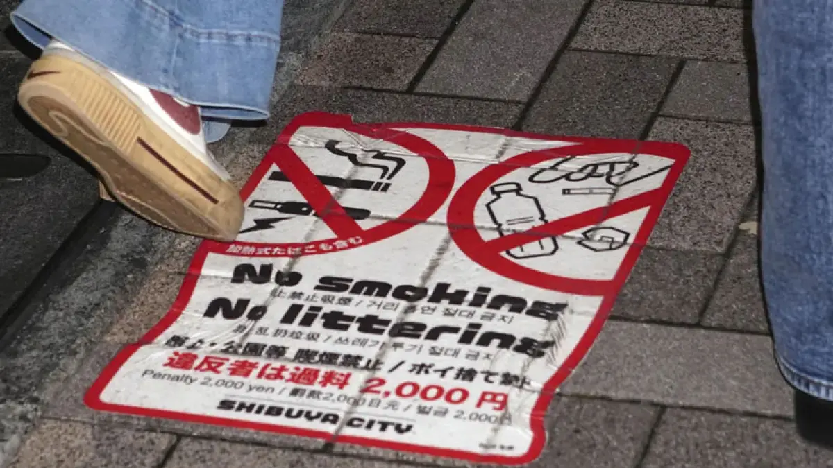 Foto yang diambil pada 15 September 2026 memperlihatkan papan peringatan larangan membuang sampah sembarangan di Distrik Shibuya, Tokyo. (Kyodo)