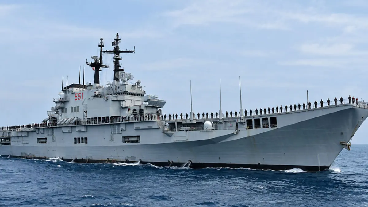 Sejumlah prajurit TNI AL dan Angkatan Laut Italia melakukan peran parade di atas geladak kapal induk ITS Giuseppe Garibaldi-551 saat berlayar memasuki Alur Laut Kepulauan Indonesia (ALKI) I di Perairan Bangka, Kamis (17/9). Foto: ANTARA FOTO/M Risyal Hidayat