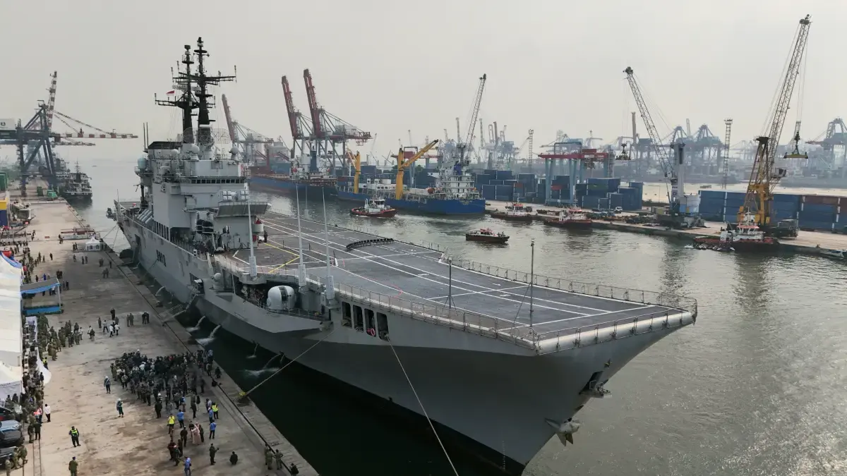 Penampakan Kapal induk ITS Giuseppe Garibaldi-551 di Dermaga 107 Tanjung Priok, Jakarta, Jumat (18/9/2026). (Dery Ridwansah/ JawaPos.com)