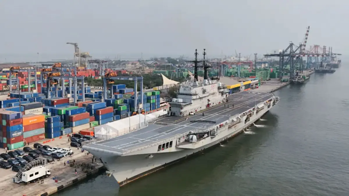 Penampakan Kapal induk ITS Giuseppe Garibaldi-551 di Dermaga 107 Tanjung Priok, Jakarta, Jumat (18/9/2026). (Dery Ridwansah/ JawaPos.com)