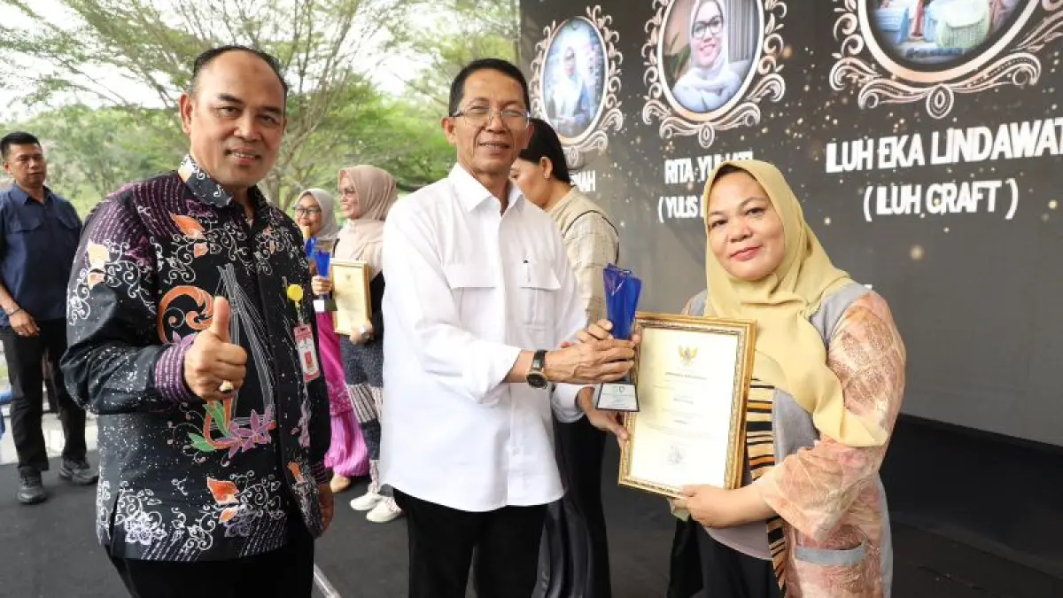 Wali Kota Batam Amsakar Achmad memberi penghargaan bagi UMKM dengan produk unggulan di Batam, Kepri. (ANTARA/HO-Diskominfo Batam)